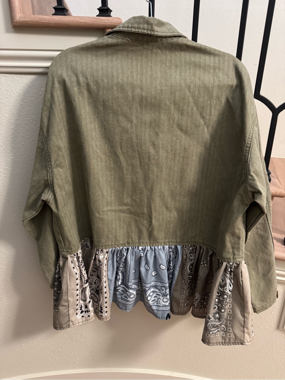 Vintage-Inspired Olive Green Denim Utility Jacket with Bandana Hem - Picture 7 of 7
